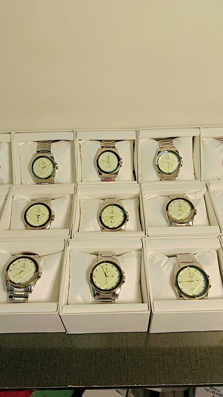 Golden Aura – Luxury Men's Quartz Watch with Crystal Accents